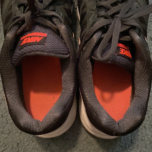 Nike women sneaker size 8.5 - Picture 5 of 7